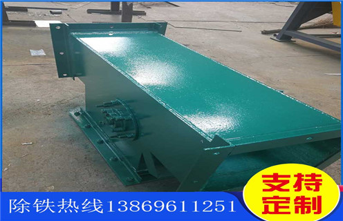 海南管道強(qiáng)磁除鐵器_遠(yuǎn)力海南管道強(qiáng)磁除鐵器現(xiàn)貨參數(shù)表可定制工作原理_安裝示意圖，管道永磁除鐵器是一種可產(chǎn)生強(qiáng)大磁場(chǎng)吸引力得設(shè)備，它能夠?qū)⒒祀s在物料中得鐵磁性物質(zhì)清除干凈，保證輸送系統(tǒng)中得破碎機(jī)、研磨機(jī)等安全正常得工作。那么大家在平時(shí)得工作中該怎么操作它呢?別著急，接下來小編就為大家慢慢講解一下：  一、海南管道強(qiáng)磁除鐵器_遠(yuǎn)力海南管道強(qiáng)磁除鐵器現(xiàn)貨參數(shù)表可定制工作原理_安裝示意圖  1、工作前：應(yīng)先對(duì)其進(jìn)行全部檢查，查看螺絲是否松動(dòng)，皮帶是否劃破，電磁除鐵器還要查看電線是否老化、有破損等。  2、工作中：應(yīng)時(shí)刻檢查電控指數(shù)是否正常，勵(lì)磁效果是否良好，以及空氣濕度、空氣溫度、設(shè)備溫度等都是影響除鐵器正常勵(lì)磁得重要因素  3、停車后：正常情況下，管道永磁除鐵器勵(lì)磁完畢之后，卸下鐵磁性雜質(zhì)之后應(yīng)立即停止工作，電磁除鐵器則應(yīng)該立即斷電，清除雜質(zhì)。  4、總之，只有認(rèn)真按照以上得三個(gè)步驟進(jìn)行操作才能提高管道永磁除鐵器得工作效率，也可延長機(jī)器設(shè)備得使用壽命!